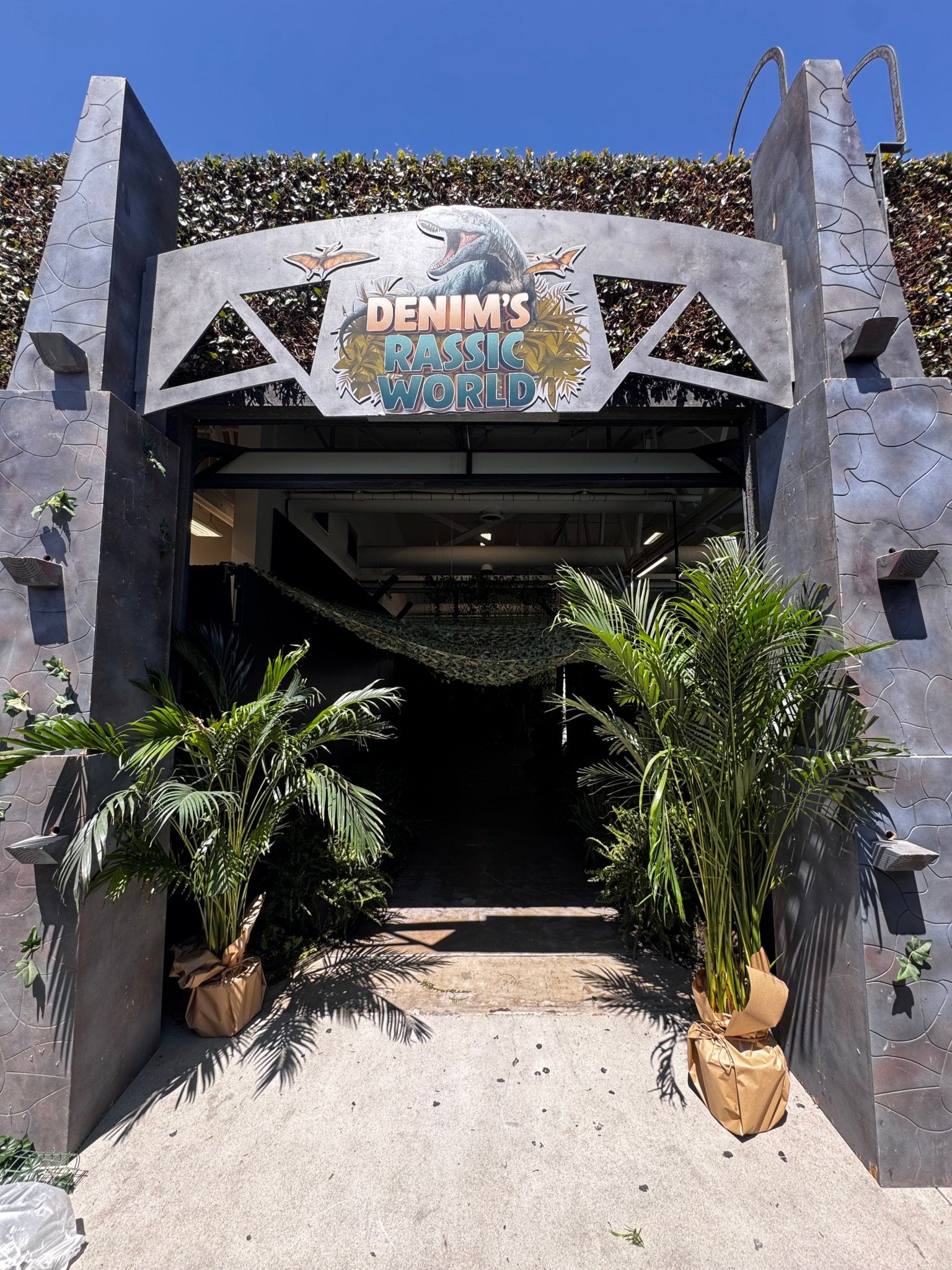 Jurassic Gate 15FT - Custom Prop Rentals