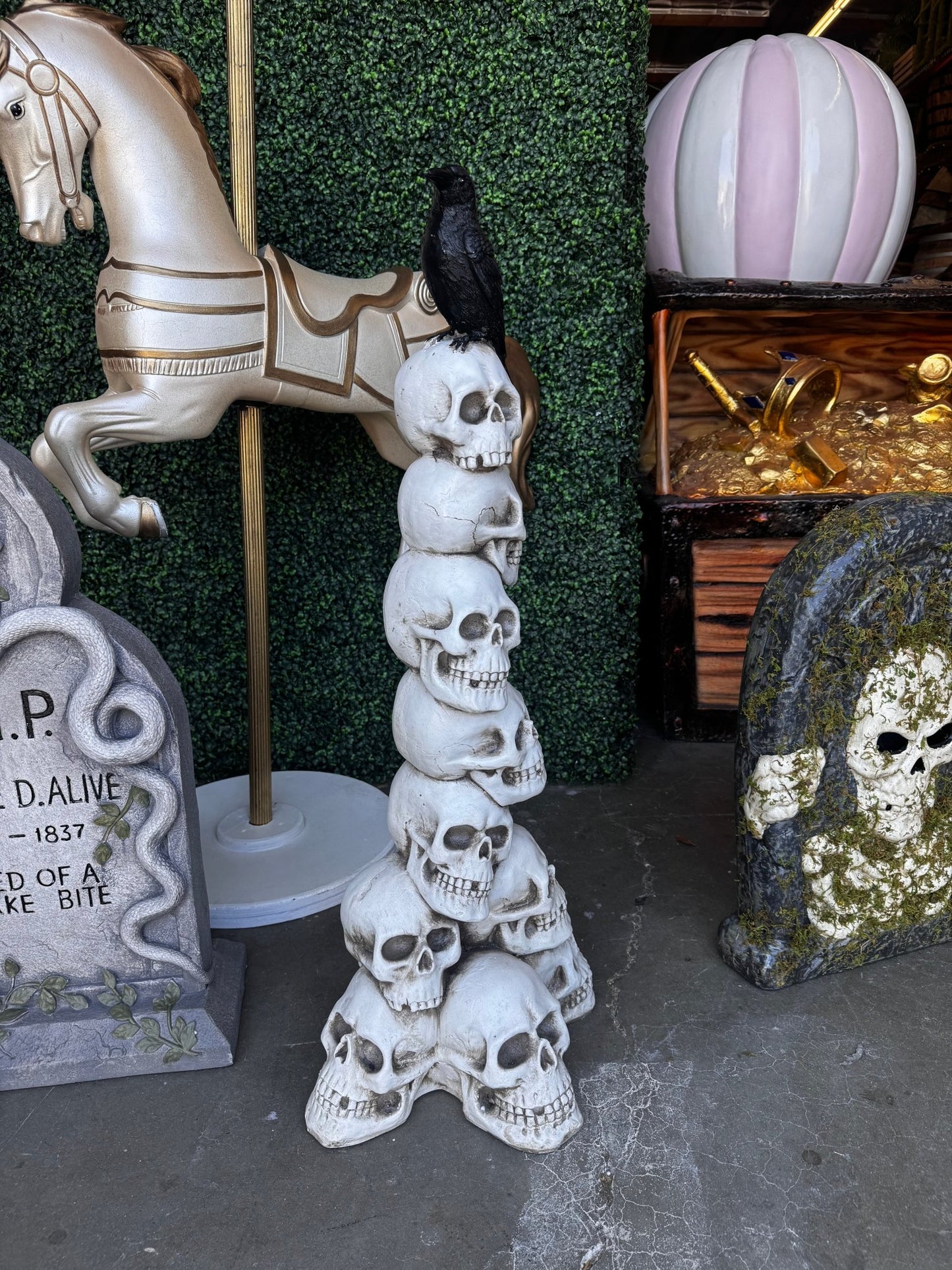 Stacked Skulls Bird - Custom Prop Rentals