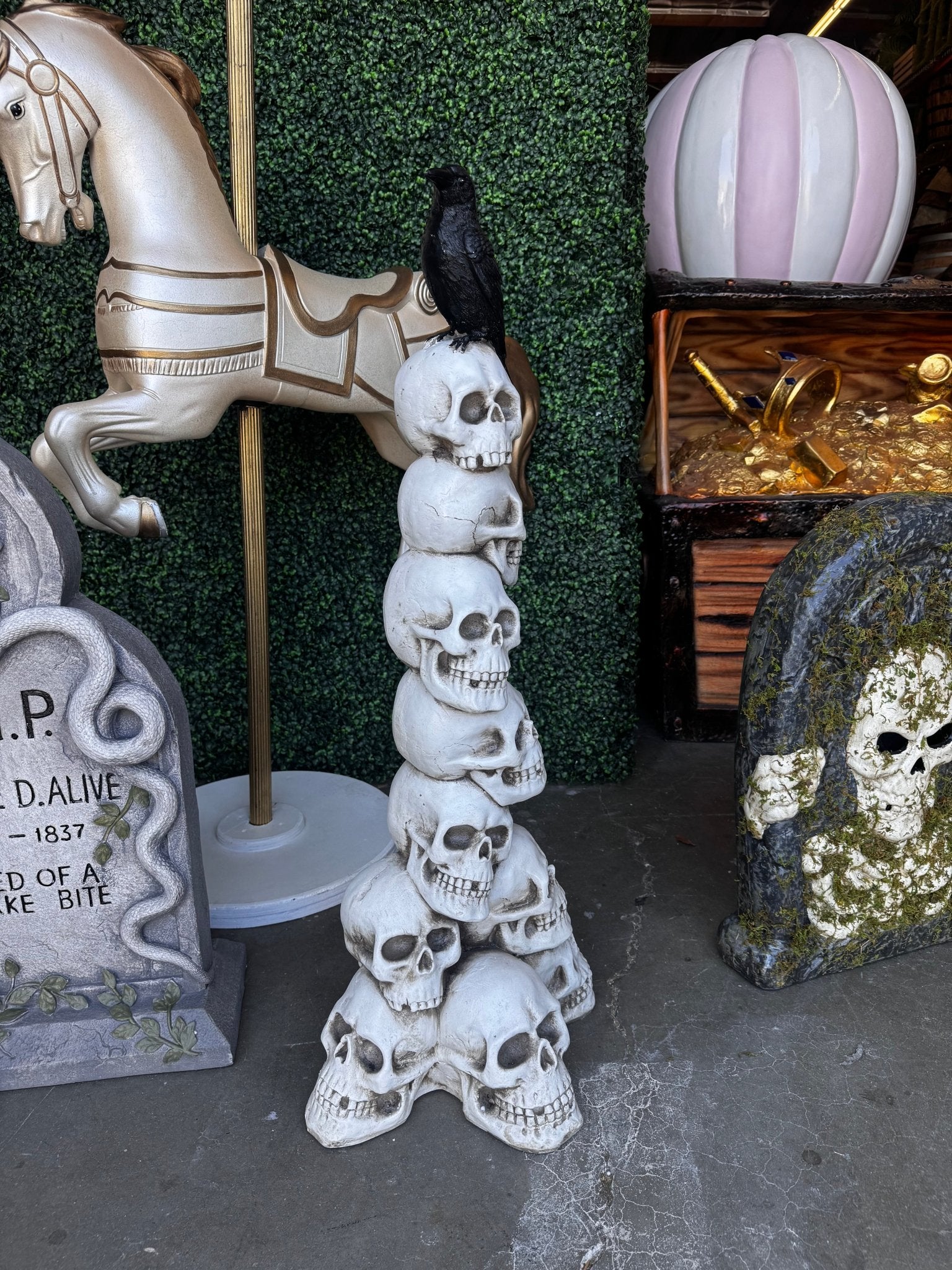 Stacked Skulls Bird - Custom Prop Rentals
