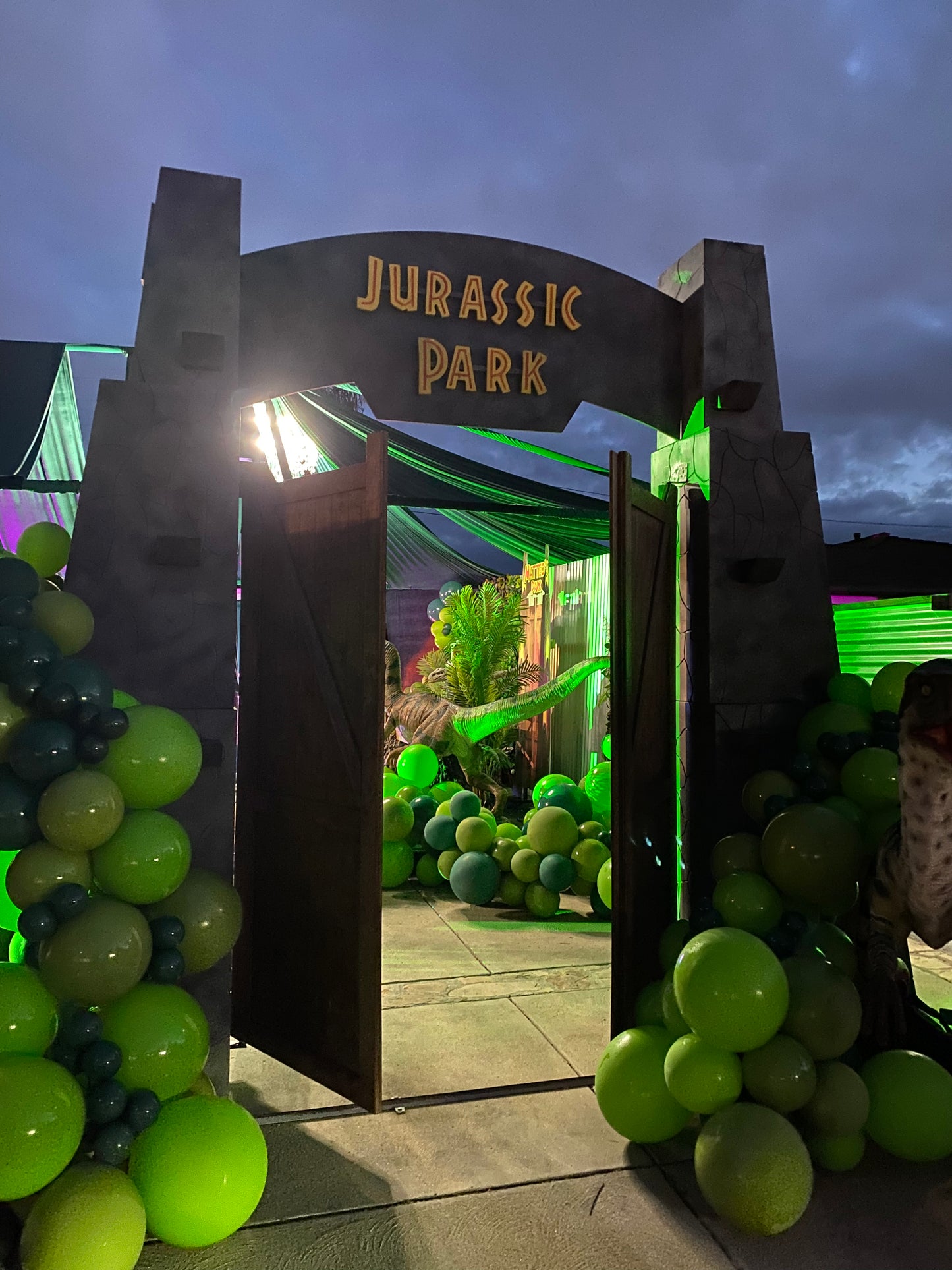 Jurassic Park Gate W/ Doors