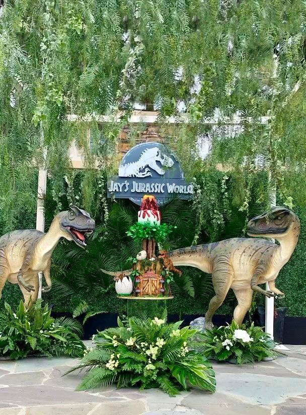 Allosaurus Dinosaur Head Turned - Custom Prop Rentals