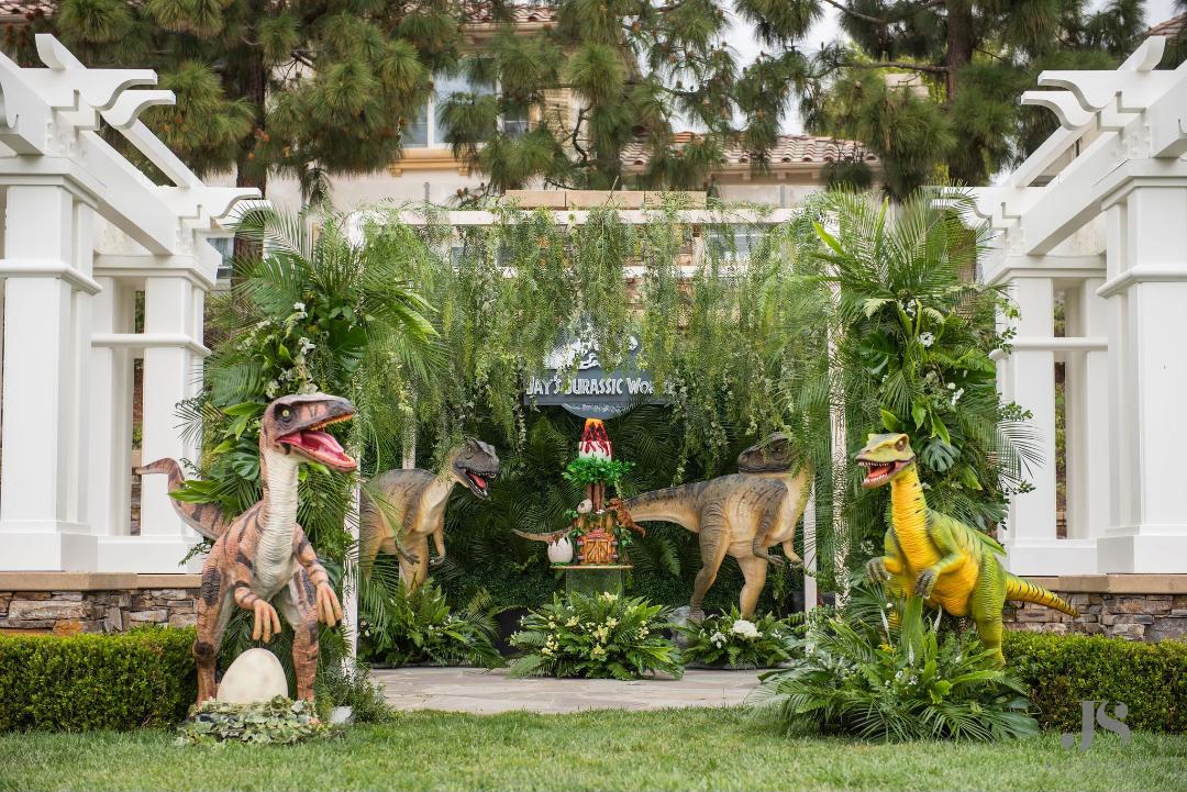 Deinonychus On Base - Custom Prop Rentals