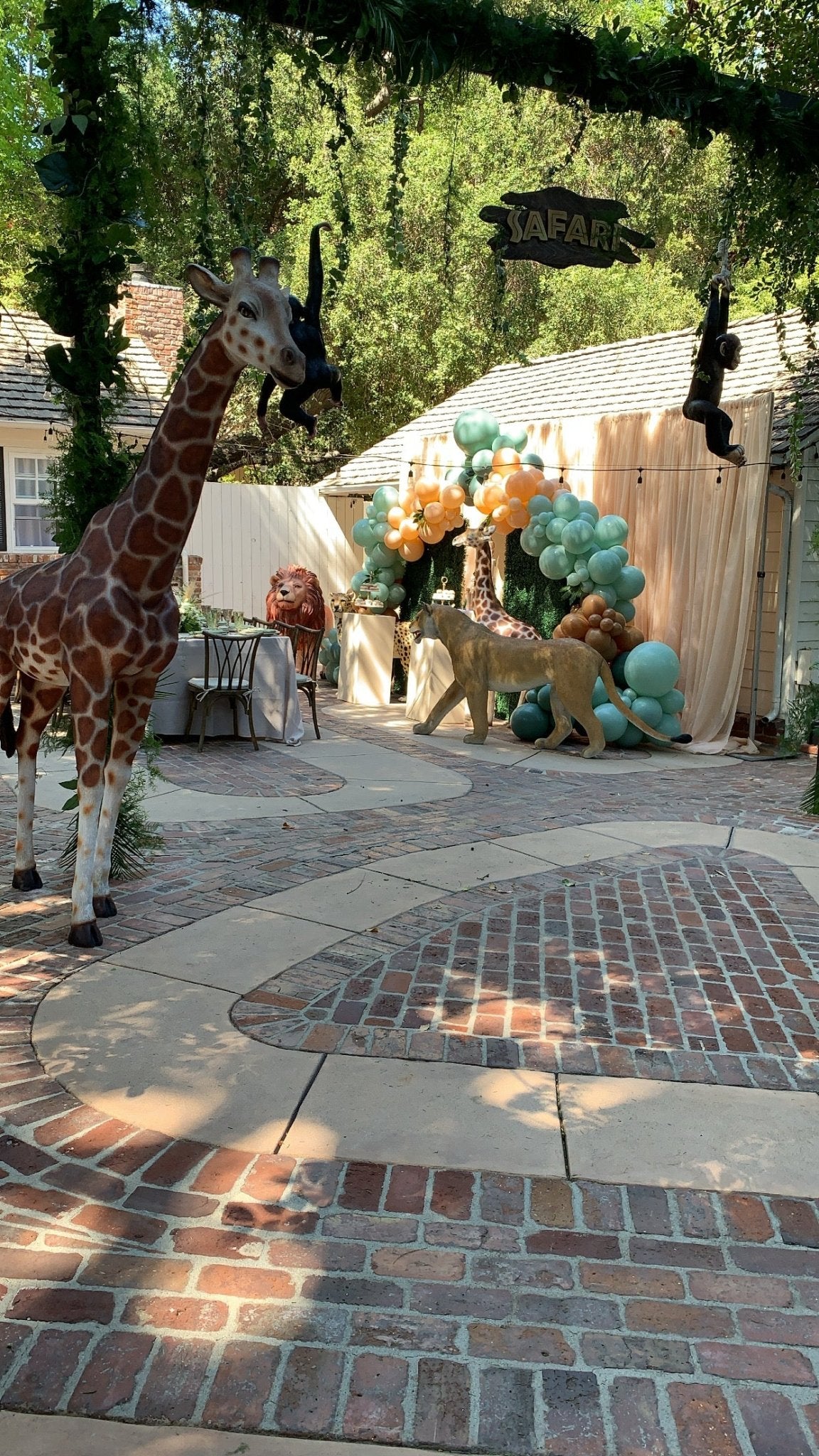 Giraffe 8 FT - Custom Prop Rentals