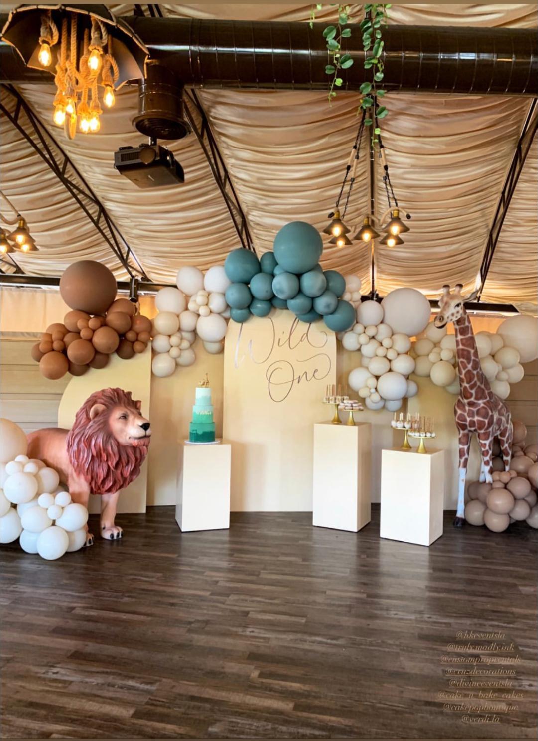 Giraffe 8 FT - Custom Prop Rentals